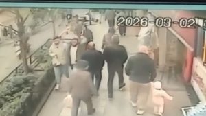 İstanbul’da 16 yaşındaki ehliyetsiz sürücü kaza yaptı: Olay yerinde kız arkadaşını bırakıp kaçtı