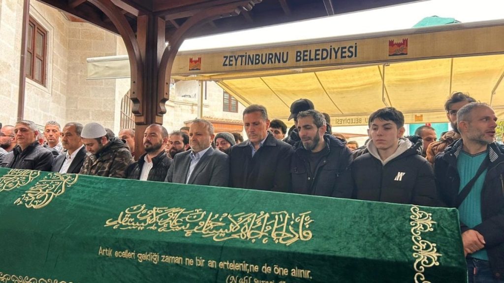 İstanbul’da baba küçük kızının tabutuna sarılarak gözyaşlarına boğuldu