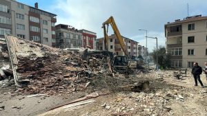 İstanbul’da bir operatör çöken binadan yara almadan kurtulmayı başardı