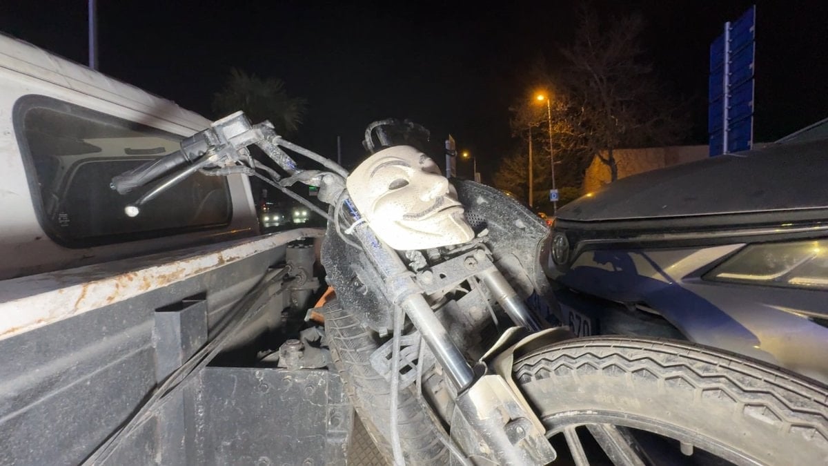 İstanbul’da far yerine ‘V for Vendetta’ maskesi taktı: Ceza yağdı