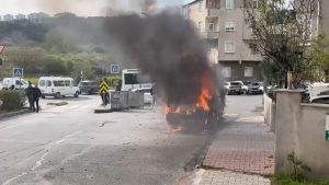 İstanbul’da hafif ticari araç alev alev yandı