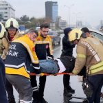 İstanbul’da hafif ticari araç servis minibüsüne çarptı