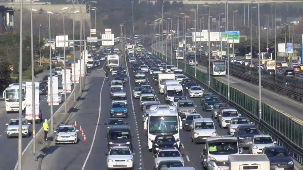 İstanbul’da haftanın ilk iş gününde trafik yoğunluğu