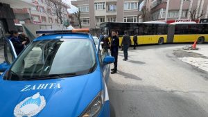 İstanbul’da hatalı park yapıp trafiği kilitledi: Sürücüler isyan etti