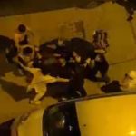 İstanbul’da iki grup arasında çıkan kavgadan kurtulmak için minibüsün üzerine çıktı