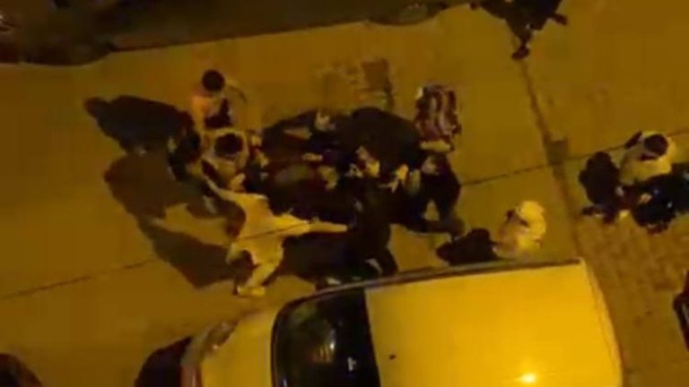 İstanbul’da iki grup arasında çıkan kavgadan kurtulmak için minibüsün üzerine çıktı