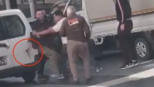 İstanbul’da iki sürücünün bıçaklı yol verme kavgası kamerada