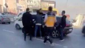 İstanbul’da kaza sonrası yol ortasında kavga: Sürücüye yumruklarla saldırdı