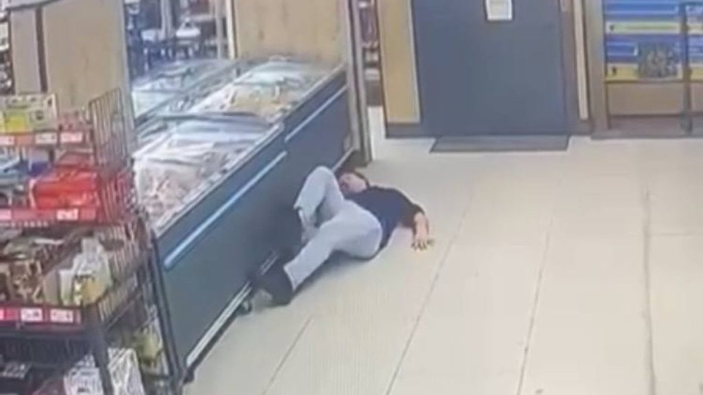 İstanbul’da kendilerinden şüphelenen çalışanı dövdüler