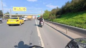 İstanbul’da motosiklet sürücüsü arkadan oturan kadının saçını çekince ölümden döndüler