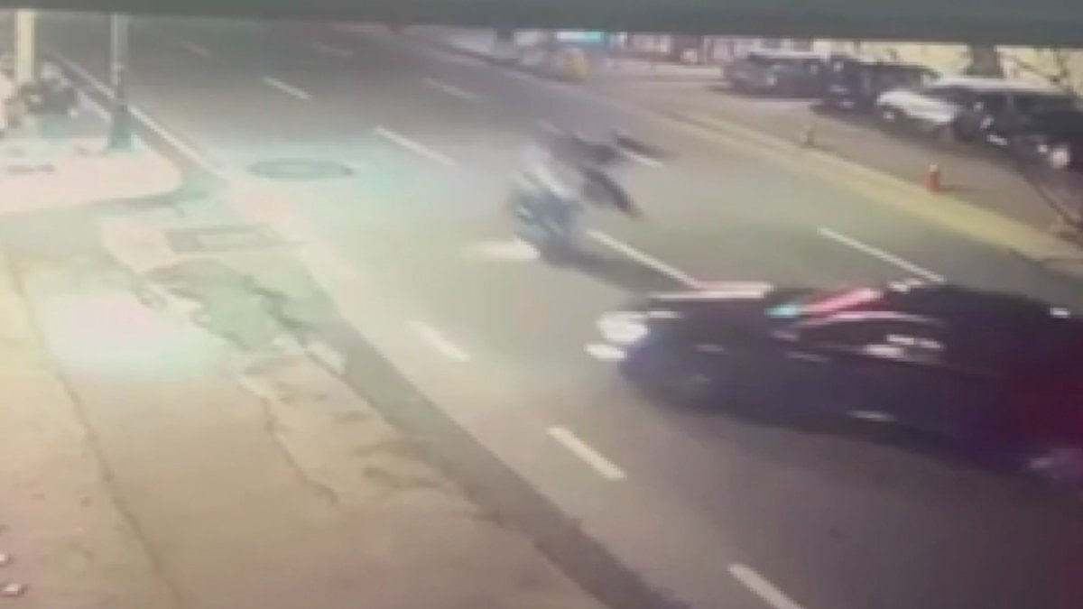 İstanbul’da otomobille çarpışan motosiklet takla attı: 2 kişi hayatını kaybetti