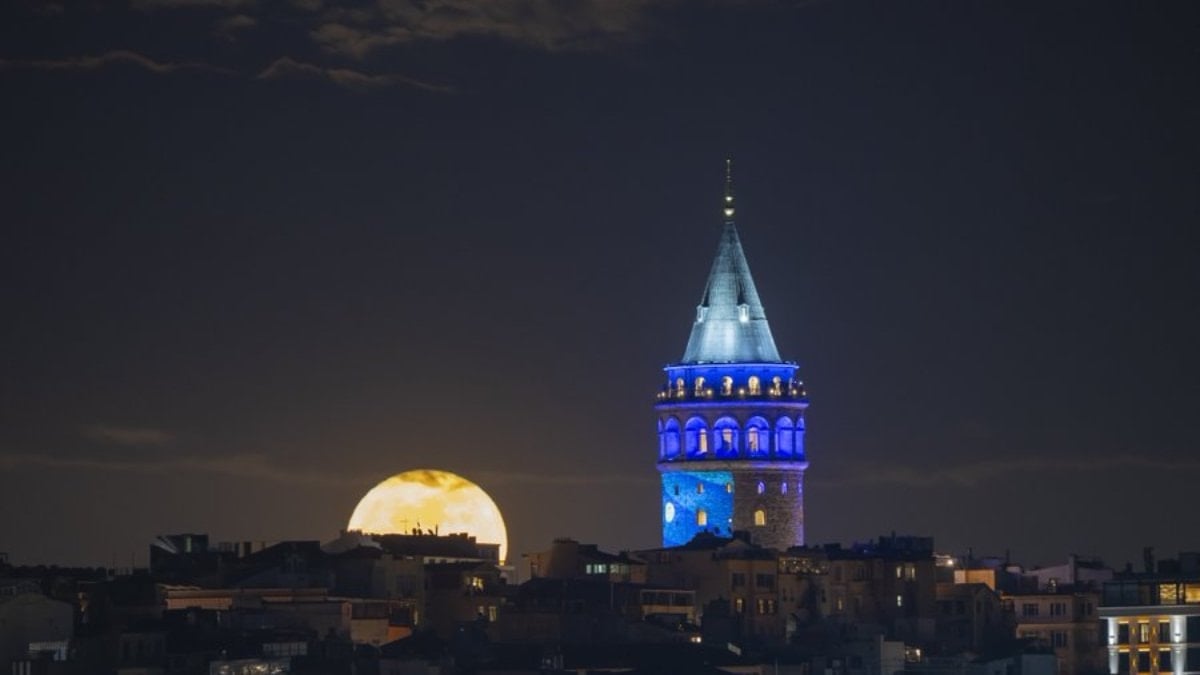 İstanbul’da “Pembe” dolunay görüldü