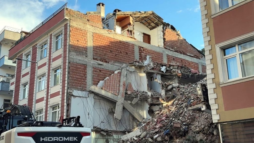 İstanbul’da yıkım sırasında bitişikteki apartman zarar gördü