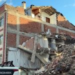 İstanbul’da yıkım sırasında bitişikteki apartman zarar gördü