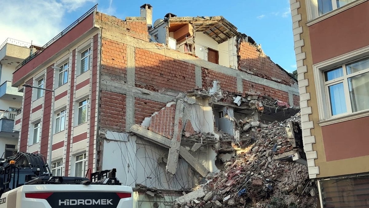 İstanbul’da yıkım sırasında bitişikteki apartman zarar gördü