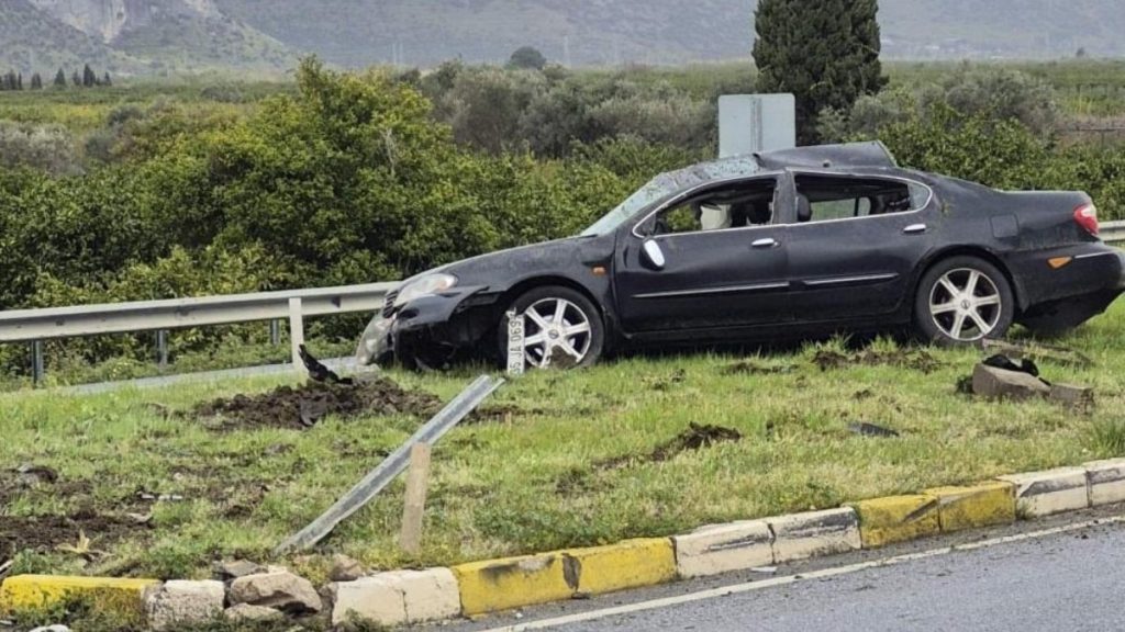 İzmir’de yağmur sonrası zincirleme kaza: Üç araç birbirine girdi