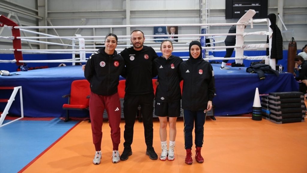 Kadın Boks Milli Takımı’ndan 4 sporcu Azerbaycan’da yumruk sallayacak