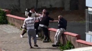 Kahramanmaraş’ta engelli babasını azarlayan şahsa mahalleliden meydan dayağı