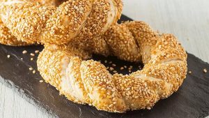 Kahvaltıların yeni gözdesi: Milföyden pratik simit tarifi