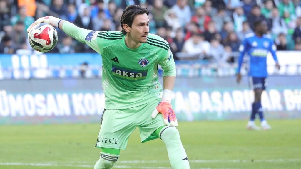 Kasımpaşa kalecisi Gianniotis kendi kalesinden gol attı!