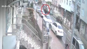 Kayseri’de park halindeki araca çarpan otomobil takla attı