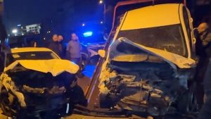 Kocaeli’de 4 araca çarpıp, markete girdi