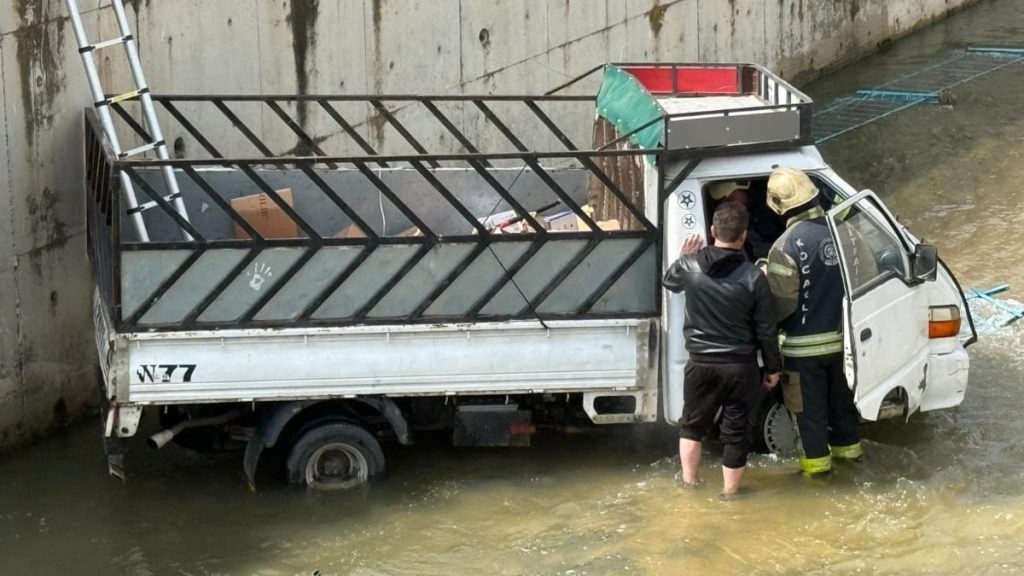Kocaeli’de dereye uçan kamyonetin sürücüsüne dakikalarca kalp masajı yapıldı