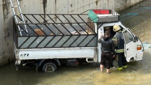 Kocaeli’de dereye uçan kamyonetin sürücüsüne dakikalarca kalp masajı yapıldı