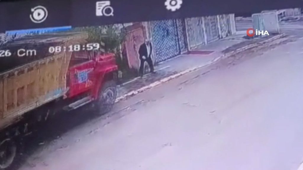 Kocaeli’de freni boşalan kamyonun altında kalan yaşlı adam hayatını kaybetti