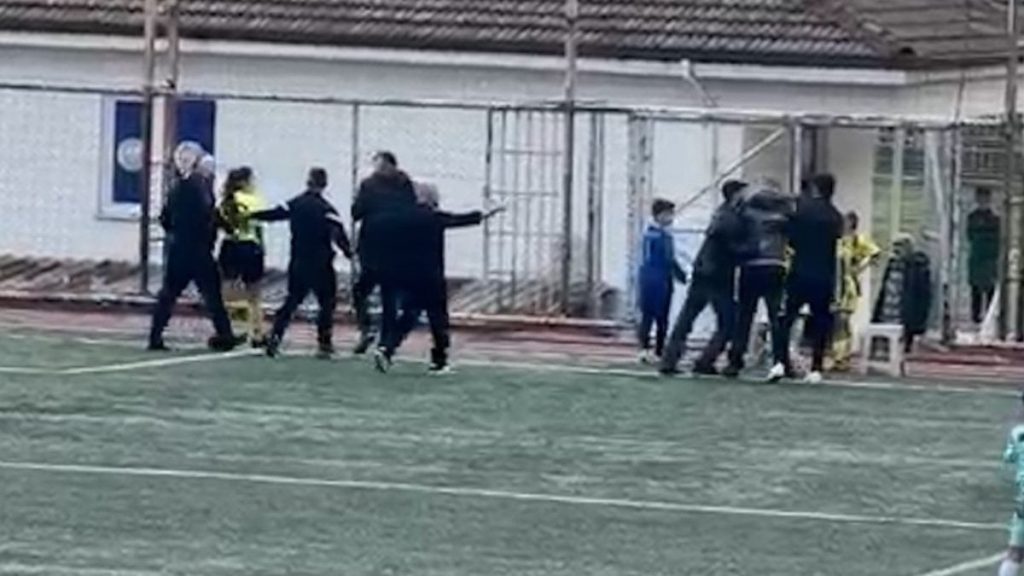 Kocaeli’de oynanan U11 maçında kadın hakeme saldırı girişimi