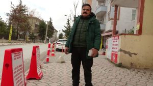 Malatya’da evinin önündeki kaldırımı kapattı