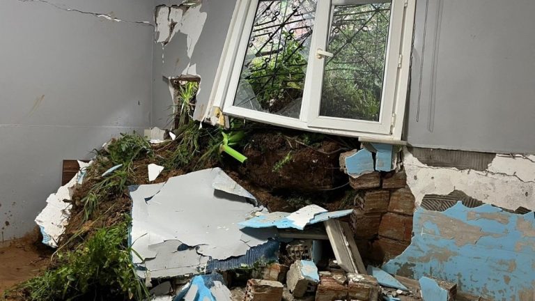 Maltepe’de toprak kaymasında ev kullanılamaz hale geldi