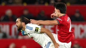 Manchester United’ı 10 kişi bıraktı! Martinez, Calvert-Lewin’in saçını çekti