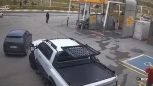 Mardin’de el freni çekilmeyen otomobilin hareket etttiği anlar kamerada