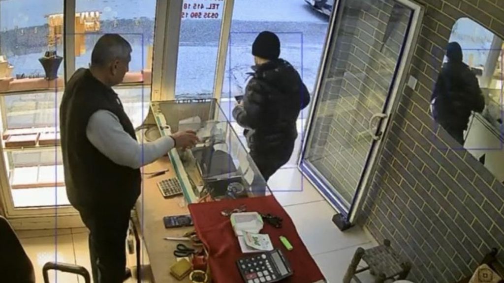 Mardin’de kuyumcuya müşteri gibi girip yüzük çalan hırsız yakalandı