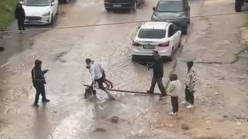 Mardin’de sağanak yağış: Cadde ve sokaklar göle döndü
