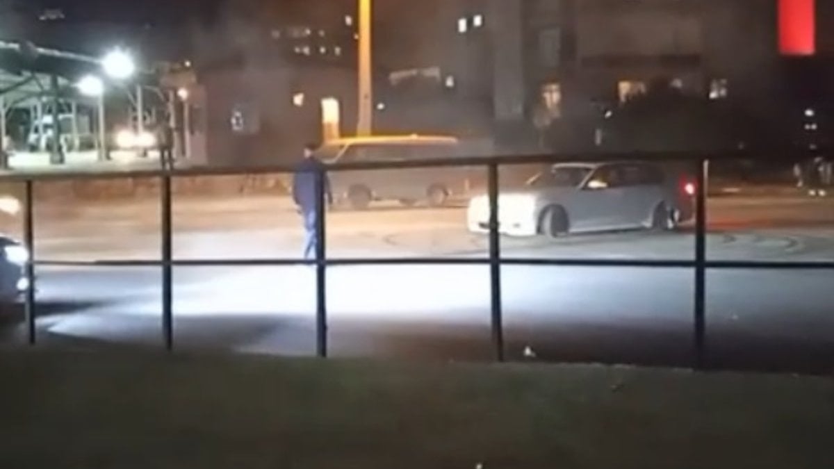 Mersin’de düğün konvoyunda drift attı