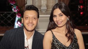 Mesut Özil üçüncü kez baba oldu! Aile fotoğrafı geldi