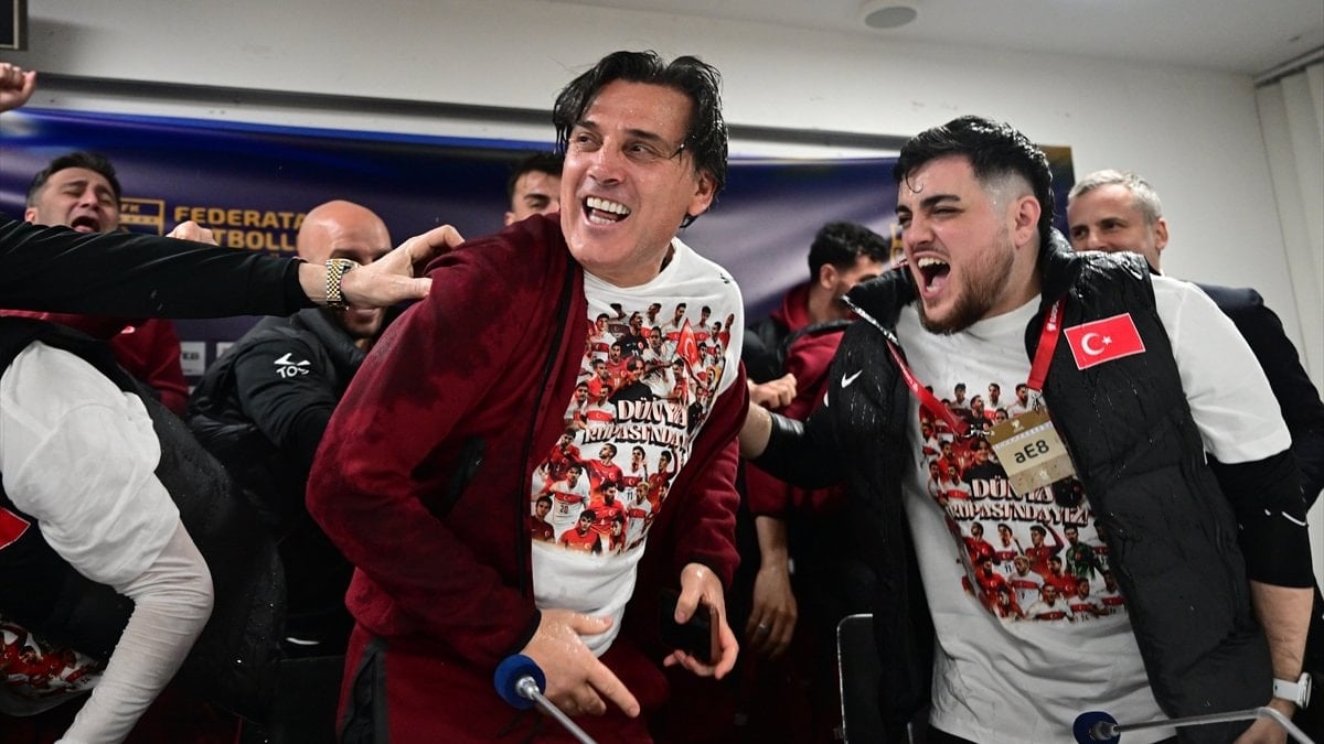 Milli futbolcuların coşkusu! Basın toplantısını bastılar