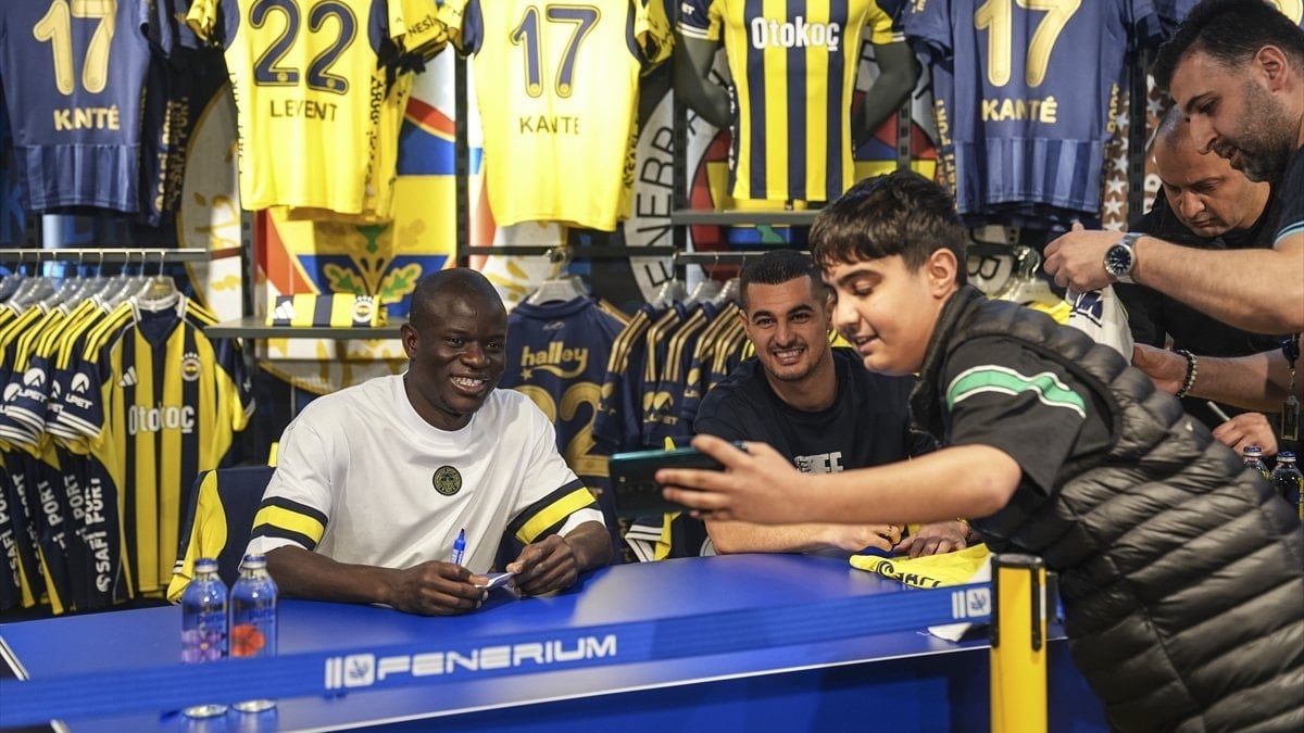N’Golo Kante ve Levent Mercan imza gününde taraftarlarla buluştu