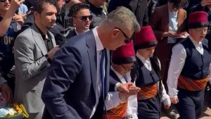 Sadettin Saran çocuklarla halay çekti