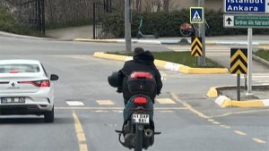 Sakarya’da tehlikeli sürüş: Kaskı takmak yerine kolunda taşıdı