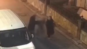 Samsun’da adres bahanesiyle yanaştığı kadının kolyesini çaldı: Polisten kaçamadı