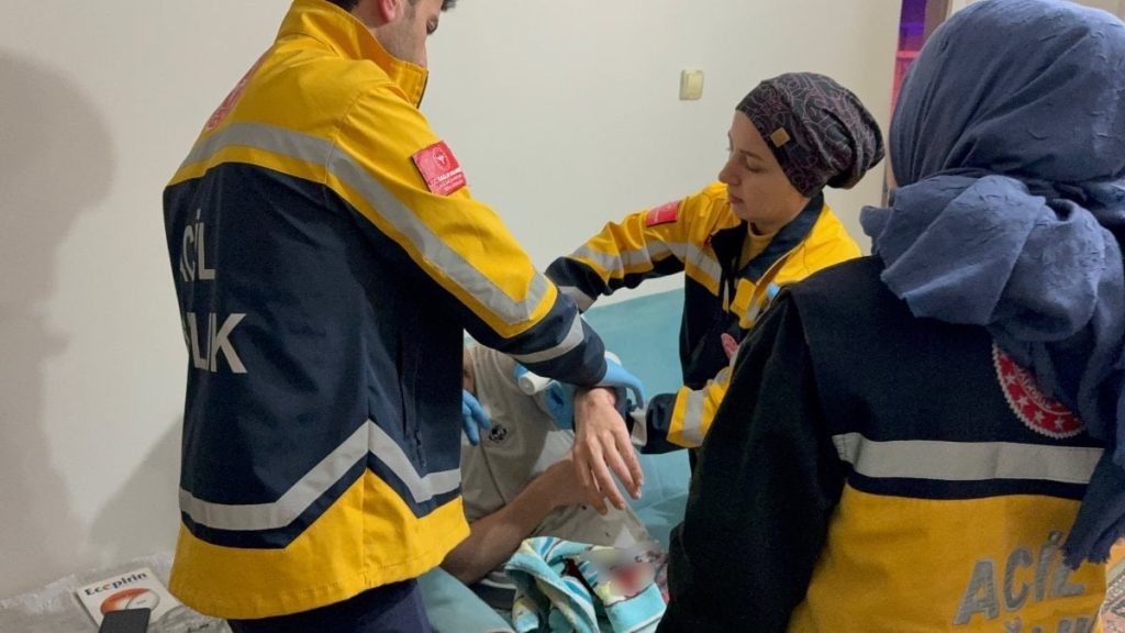 Samsun’da babasını komşusunun baltalı saldırısından korurken yaralandı