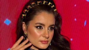 Şarkıcı Atiye eteğiyle dikkat çekti! İlginç kıyafetine yorum yağdı