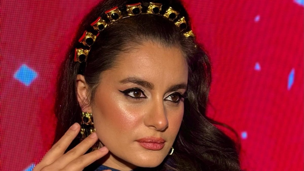 Şarkıcı Atiye eteğiyle dikkat çekti! İlginç kıyafetine yorum yağdı