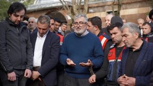 Siirt’te annesinin cenazesine katılan Fadıl Akgündüz, jandarmalarla tartıştı