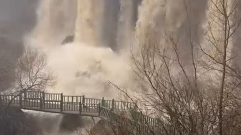 Sivas’ta sel suları Sızır Şelalesi’nin rengini değiştirdi