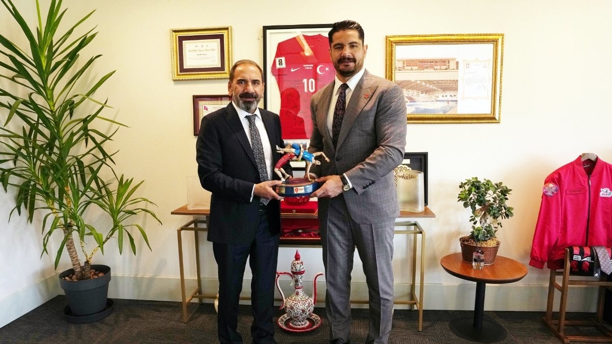 Taha Akgül, TFF Başkan Vekili Mecnun Otyakmaz’ı ziyaret etti