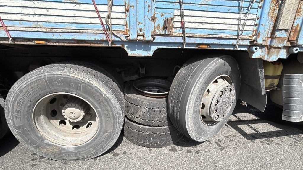 TEM’de tehlikeli anlar: Tırdan kopan lastik, kamyonun altına girdi